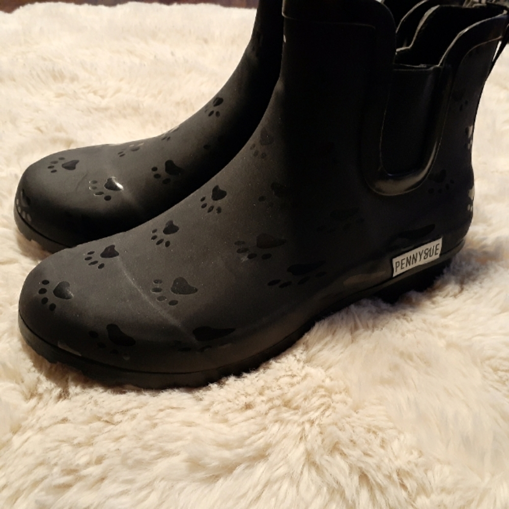 Pennysue rain boots size 9.5-10, black in color
